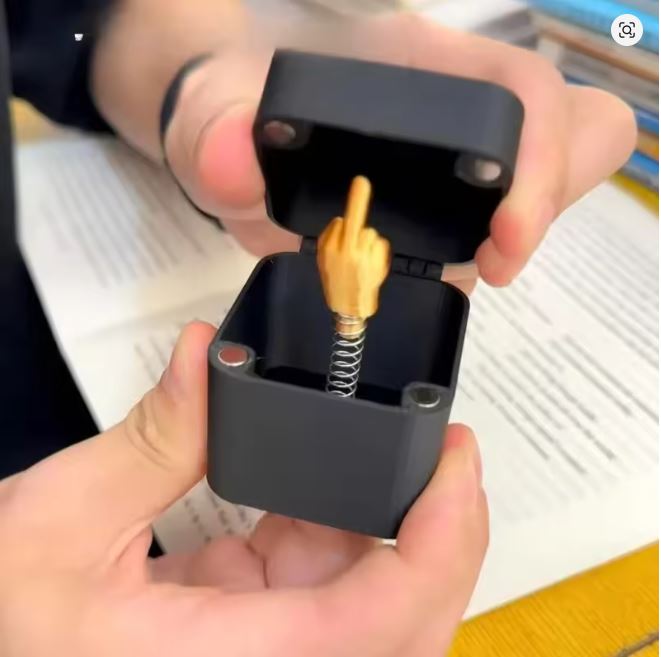 Pimasz Felugró Tréfa Doboz (Középső Ujj)